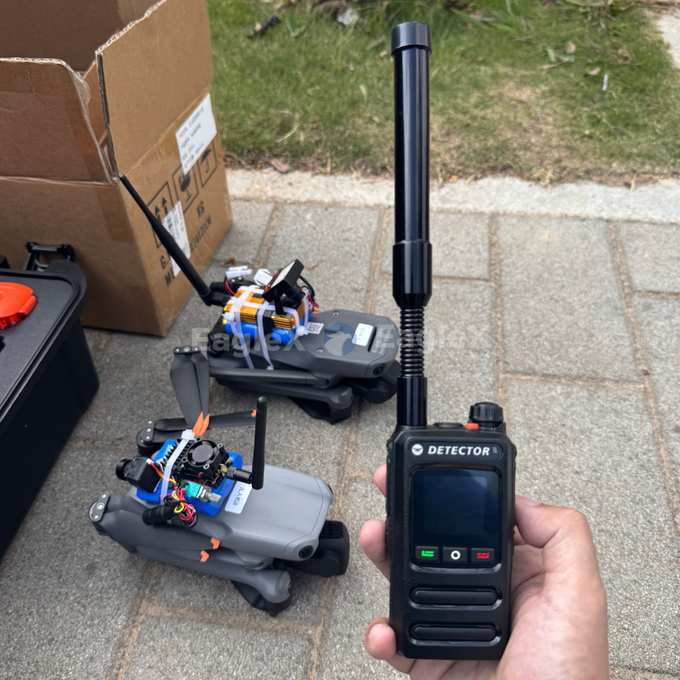 1.5-2KM Przenośny detektor FPV Detekcja drona 8001500MHz、24002485MHz、57255850MHz 1
