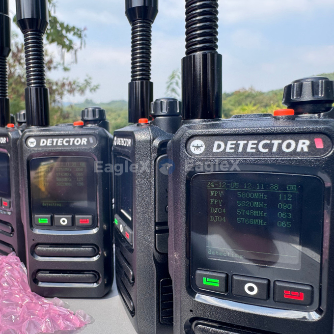 1.5-2KM Przenośny detektor FPV Detekcja drona 8001500MHz、24002485MHz、57255850MHz 0