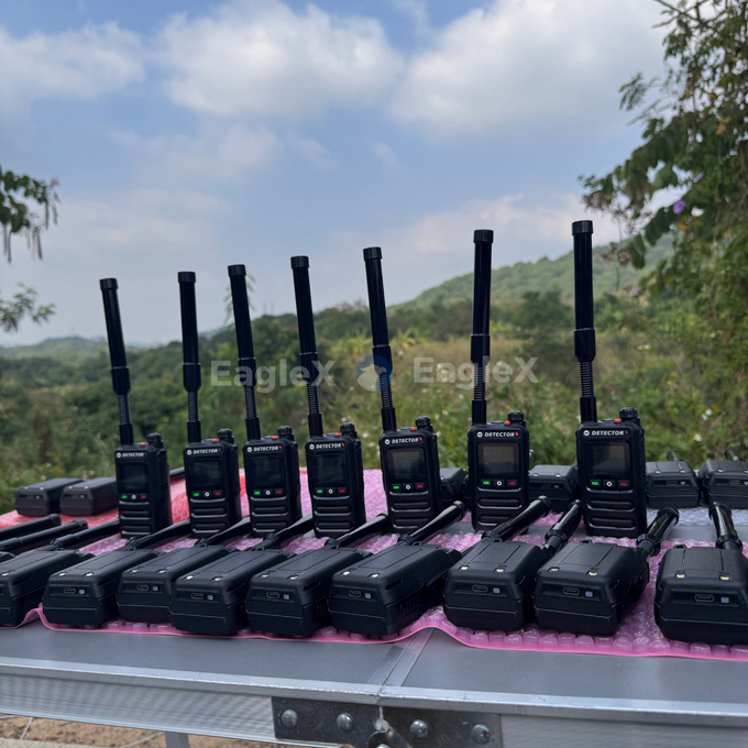 1.5-2KM Przenośny detektor FPV Detekcja drona 8001500MHz、24002485MHz、57255850MHz 2